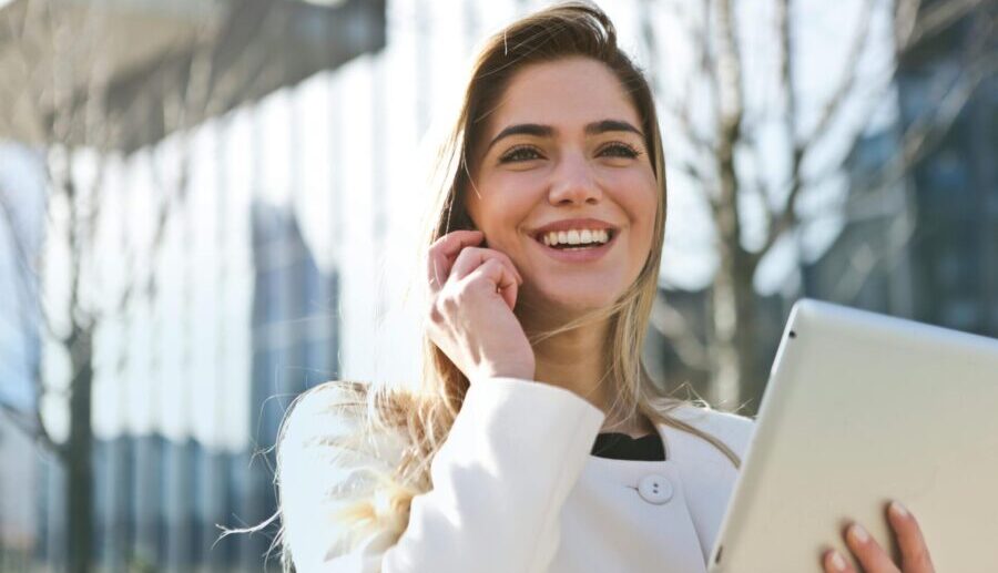 BLONDE BUSINESS GIRL